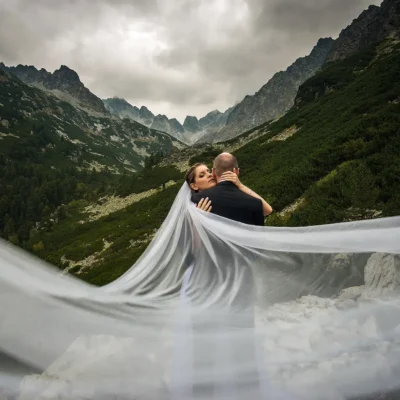 Kreatív fotózás a hegyekben fátyollal a hegyek között